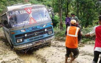 दुइ दशक वितिसक्दा पनि सडक जस्ताको तस्तै, स्थानीयलाई सास्ती  